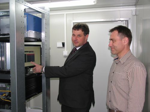Krajský radní pro životní prostředí a zemědělství Zdeněk Chlád při návštěvě nové automatickéu stanice imisního monitoringu v Jihlavě.