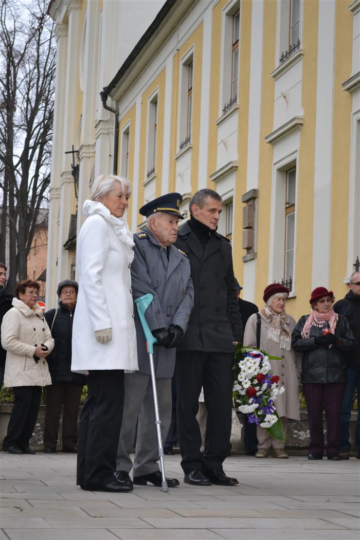 Imrich Gablech u sochy T. Garrigua Masaryka o státním svátku 28. října