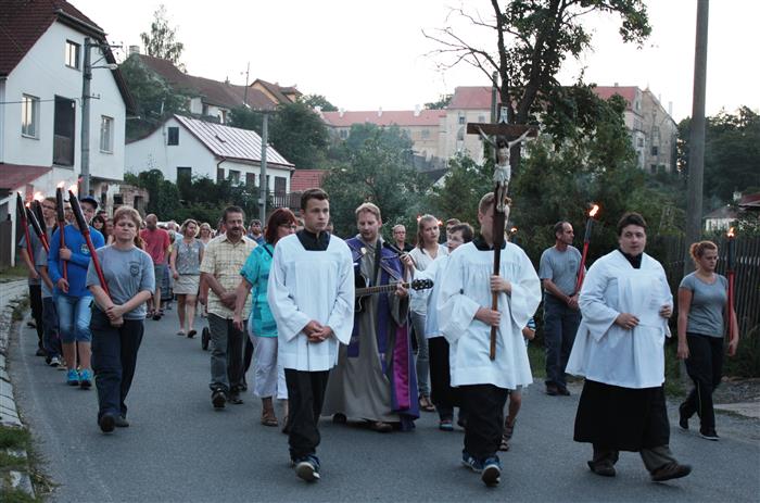 Církevní průvod k masovému hrobu vedený P. Petrem Balátekm, 2015, foto Eva Tomášová, archiv Muzea Vysočiny Třebíč