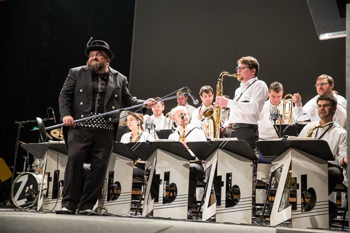 Slavnostní večer zpříjemnil swingový orchestr z Třeště Zatrestband