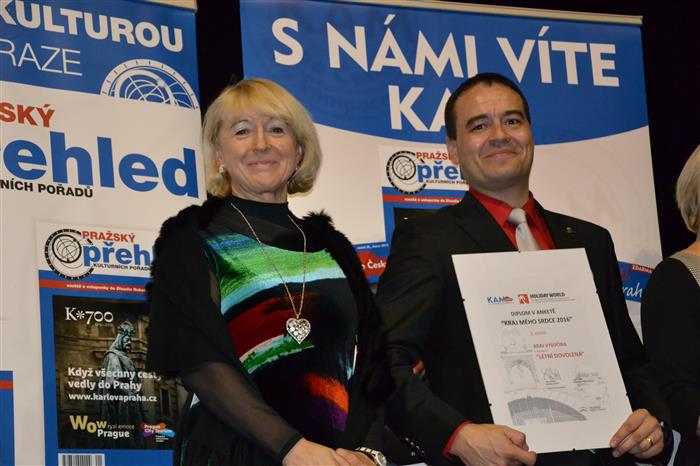 Náměstkyně hejtmana Jana Fischerová přebrala společně s ředitelem Vysočina Tourism Tomášem Čihákem diplom za Letní dovolenou