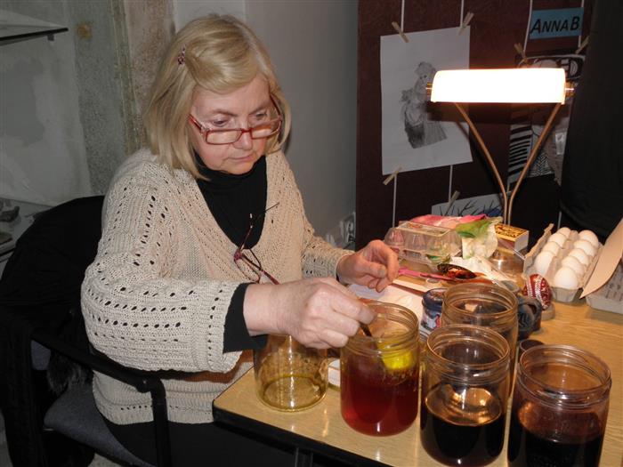Přípravné práce a barvení syrových kraslic Hanou Šmikmátorovou