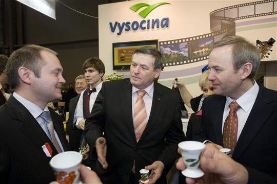 Hejtman Jihomoravského kraje Michal Hašek, hejtman Vysočiny Jiří Běhounek a ministr pro místní rozvoj Rostislav Vondruška na stánku kraje Vysočina.