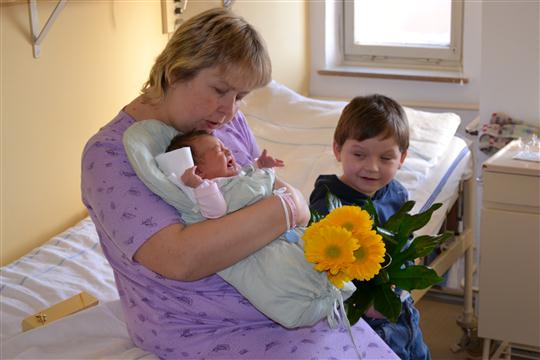 Malá Simonka s maminkou a bratříčkem Patrikem
