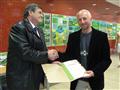 Hejtman Jiří Běhounek a Ivo Kratochvíl. Jeho manželka vyrábí ozdoby ze slámy