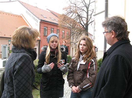 Libuše Kolářová, Zdeněk Ryšavý a studentky 2. ročníku Hotelové školy, obor cestovní ruch Lucie a Kristýna