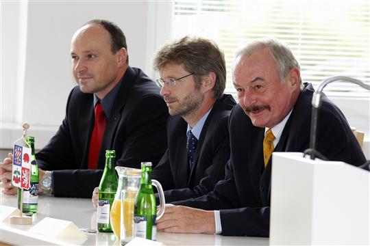 Zdeněk Kadlec, Miloš Vystrčil a Přemysl Sobotka při návštěvě Vysočiny v říjnu 2008