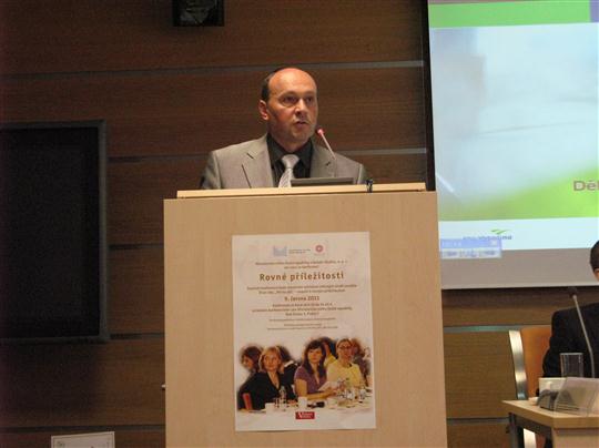 2011_06_09_ Zdeněk Kadlec, ředitel Krajského úřadu kraje Vysočina převzal první cenu v soutěži Půl na Půl