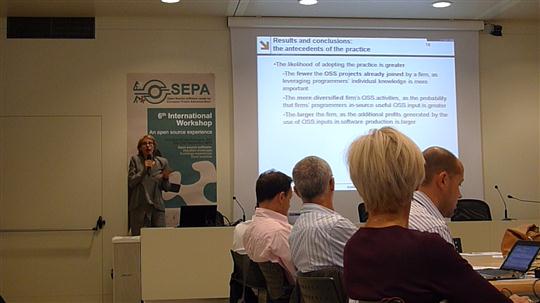 Cristina Rossi Lamastra z Politecnico di Milano Univerzity a její přednáška na téma Výzkum reálného dopadu open source ve firemním prostředí.