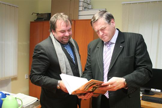 Hejtman Běhounek se starostou obce Lhota-Vlasenice Milanem Houškou na obecním úřadě