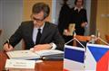 Jean-Pierre Asvazadourian se podepisuje do pamětní knihy Kraje Vysočina