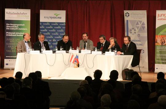 Účastníci přeshraniční diskuze (zleva): Ing. Emmerich Siedelberger, prof. Wolfgang Kromp (oba vědečtí pracovníci Univerzity přírodních zdrojů a věd Vídeň), Ing. Adreas Molin (Ministerstvo zemědělství a lesnictví, životního prostředí a vodního hospodářství