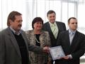 Předání certifikátu - ředitel Nemocnice Nové Město n. M. Zdeněk Kadlec,starostaka Zdena Marková, hejtman Jiří Běnounek a František Vlček za SAK