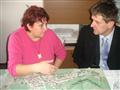 Se starostkou Menhartic paní Boženou Gliganičovou probíral náměstek hejtmana Libor Joukl možné řešení průtahu obcí přímo nad mapou projektu