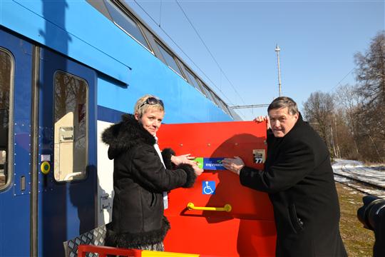2011_02_25_Předávání mobilních plošin pro přepravu imobilních spoluobčanů vlakem v Horní Cerekvi, zleva: Lenka Horáková, ředitelka centra ČD v Jihlavě, Jiří Běhounek, hejtman kraje Vysočina