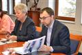 Materiály si prohlíží vedoucí odboru kultury, památkové péče a cestovního ruchu Ladislav Seidl