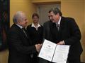 Josef Crha, ředitel Střední školy technické Žďár nad Sázavou přebírá od hejtmana kraje Jiřího Běhounka certifikát