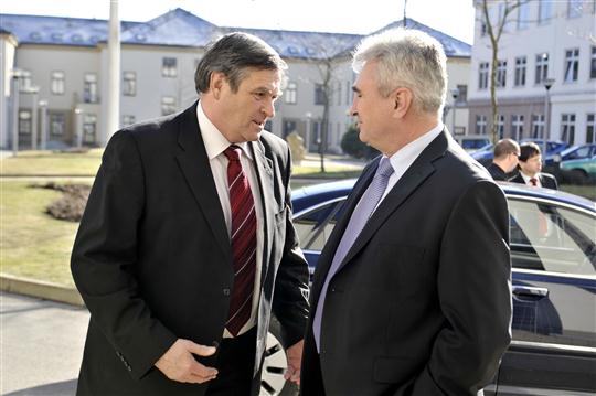 2011_02_09_Jiří Běhounek, hejtman kraje Vysočina víta Milana Štěcha, předsedu Senátu PČR v sídle kraje Vysočina při oficiální návštěvě