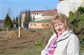 Marie Bartošková, ředitelka ÚSP Křižanov, na místě nových domků v Bystřici nad Pernštejnem
