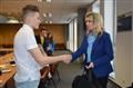 Gratulace a dárek pro zlatého biatlonistu ze štafety Josefa Kabrdu