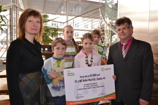 Ocenění pro vítěznou školu ZŠ a MŠ Velké Meziříčí, Lhotky. Zleva: ředitelka školy Eva Součková, dále Mikuláš Sedlák, Adéla Kubíčková, Viktorie Součková, Jiří Gregor a Zdeněk Ryšavý, radní Kraje Vysočina.