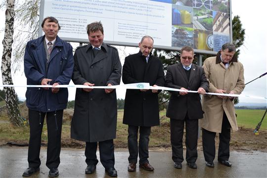 Symbolické otevření rekultivovaného území (Jiří Váchal, starosta obce Slavičky; Jiří Jež, ředitel s. p. DIAMO; Martin Kuba, ministr průmyslu a obchodu; Vítězslav Jonáš, senátor; Jiří Běhounek, hejtman Kraje Vysočina