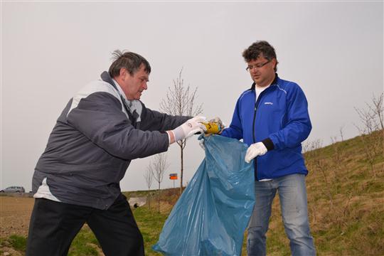 Jiří Běhounek, hejtman kraje Vysočina a Zdeněk Ryšavý, radní kraje Vysočina pro oblast životního prostředí při sběru odpadků v rámci akce Čistá Vysočina 2011
