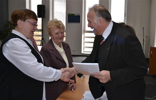 Marta Gregorová a Hana Sobotková z Klubu seniorů Polná a Petr Krčál¨, radní Kraje Vysočina pro oblast sociálních věci