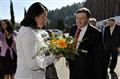 Miroslava Němcová přijímá květinu při vítání od Jiřího Běhounka, hejtmana kraje Vysočina
