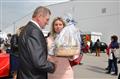 Radní Jana Fialová předává malou pozornost predsedovi Nitranského samosprávného kraje Milanu Belicovi.