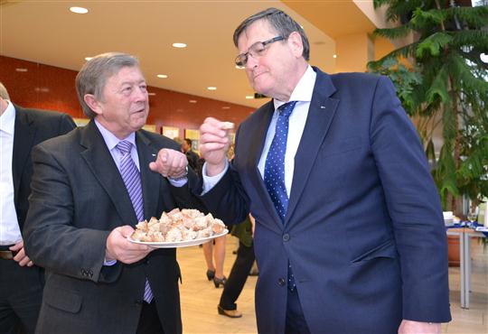 2012_03_12_Výstava Světový den vody Josef Matějek a Jiří Běhounek ochutnávají regionální chléb
