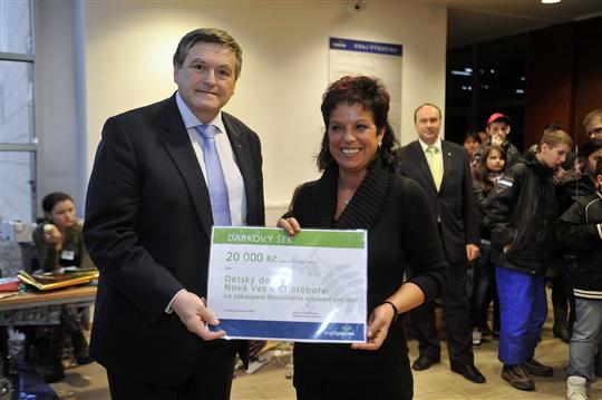 2011_12_8_Barevné Vánoce, předání šeků dětským domovům z Vysočiny, Jiří Běhounek, hejtman Kraje Vysočina