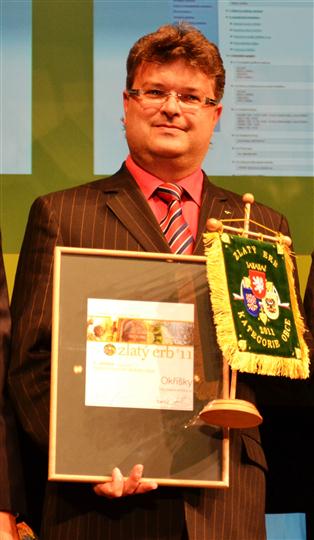 Zdeněk Ryšavý, starosta Okříšek a radní kraje Vysočina pro oblast informatiky s cenou pro vítěze celostátního kola soutěže Zlatý erb