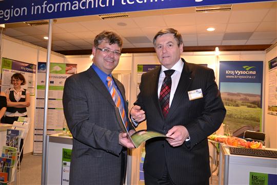 Zdeněk Ryšavý, radní kraje Vysočina pro oblast informatiky a Jiří Běhounek, hejtman kraje Vysočina u informativního stánku kraje Vysočina na konferenci ISSS v Hradci Králové