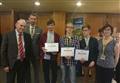 Společné foto gratulantů a výherců: Z leva Josef Postránecký, náměstek ministra vnitra pro státní službu, Martin Hyský, člen Rady Kraje Vysočina, Jan Rychlý, Jonáš Novotný, Jan Šimůnek, Zuzana Šimůnková z Gymnázia Havlíčkův Brod