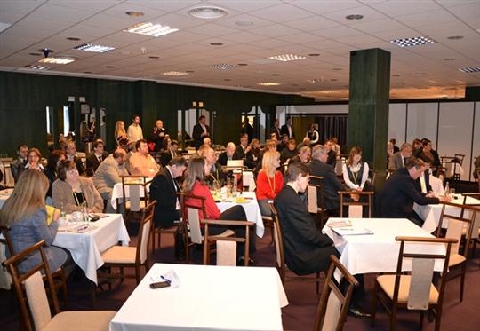 účastnící konference v Jednacím sále