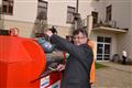 Zdeněk Ryšavý, radní kraje Vysočina pro oblast životního prostředí při vyhazování elektroodpadu do nového sběrného kontejneru