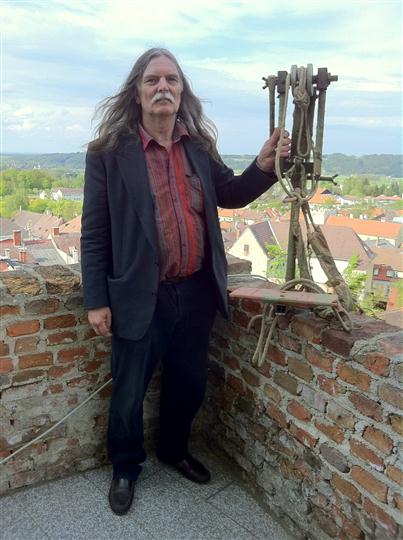 Robert Ospald se sedákem, na kterém úspěšně překonal železnou oponu
