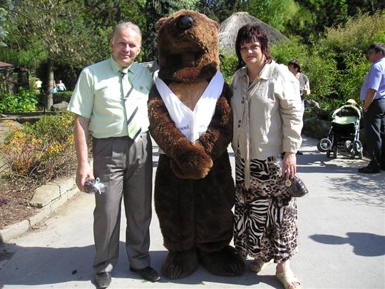 Radní Petr Krčál, maskot Rodinných pasů a vedoucí odboru sociálních věcí Věra Švarcová