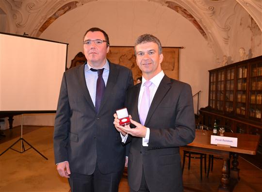 Miroslav Singer, guvernér ČNB a Vladimír Novotný, náměstek hejtmana Kraje Vysočina s pamětní mincí ze série Mosty České republiky