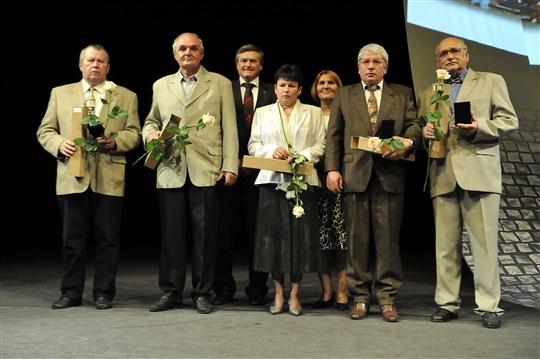 ZZS kraje Vysočina: Lubomír Kratochvíl, Petr Najbrt, Yvona Pokorná, Václav Sichert a Jaroslav Říčánek. V pozadí hejtman Vysočiny Jiří Běhounek a ředitelka ZZS kraje Vysočina Vladislava Filová.