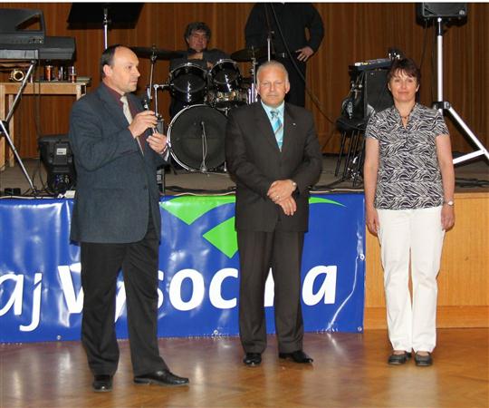2011_05_18_Zdeněk Kadlec, ředitel Krajského úřadu, kraje Vysočina, Petr Krčál, radní kraje Vysočina pro oblast sociálních věcí, Táňa Křížová,  z odboru soc. věcí KÚ na slavnostním zahájení akce Srdce na dlani VIII