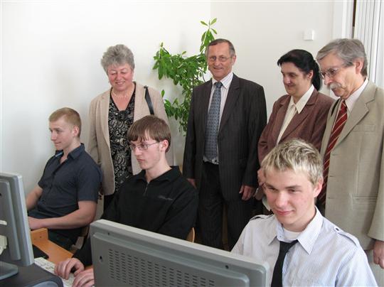 Marie Kružíková, ředitel školy Radoslav Kučera, Helena Matoušková a Jaroslav Zaviačič přihlíží tréninku soutěžících