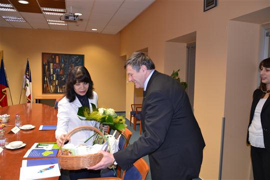 2011_01_19_Jiří Běhounek, hejtman kraje Vysočina při předání daru Emiéri Siregar, indonéské velvyslankyni