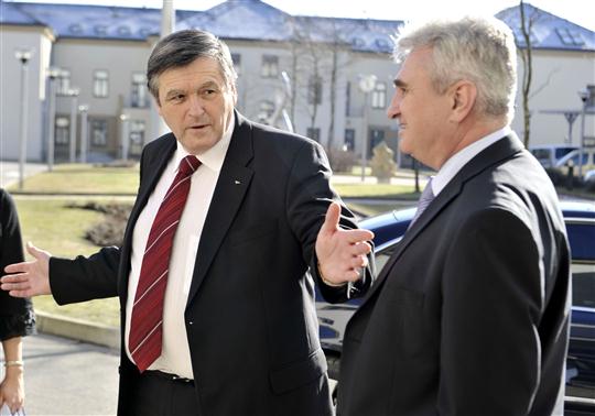2011_02_09_Zleva - Jiří Běhounek, hejtman kraje Vysočina a Milan Štěch, předseda Senátu Parlamentu ČR při oficiální návštěvě Vysočiny předsedy Senátu při přijetí v sídle kraje Vysočina
