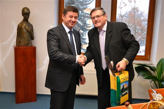 2011_01_28_Zleva - Ivan Ivanovyč Baloha, předseda Zakarpatské oblasti Ukrajiny a Jiří Běhounek, hejtman kraje Vysočina při oficiálním přijetí delegace z Ukrajiny v sídle kraje Vysočina