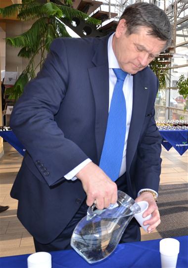 2011_03_09_Jiří Běhounek, hejtman kraje Vysočina při ochutnávce vody u příležitosti světového dne vody