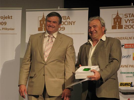 Hejtman kraje Vysočina Jiří Běhounek předává svou cenu architektovi Jaroslavu Huňáčkovi