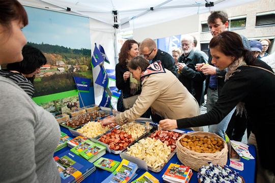 Návštěvníci Czech Street Party ochutnávají regionální potraviny.