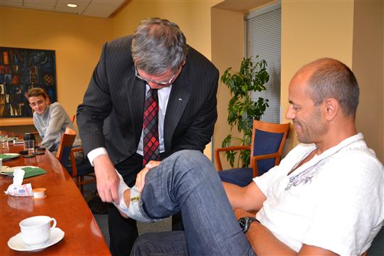 MUDr Jiří Běhounek, hejtman Kraje Vysočina odborně zavázal omrzliny Radku Jarošovi